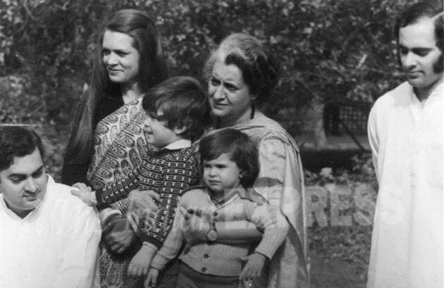 या फोटोमध्ये माजी पंतप्रधान इंदिरा गांधींसह राजीव गांधी, संजय गांधी, सोनिया गांधी आणि राहुल, प्रियांका गांधी दिसत आहेत. (एक्स्प्रेस संग्रहित छायाचित्र)