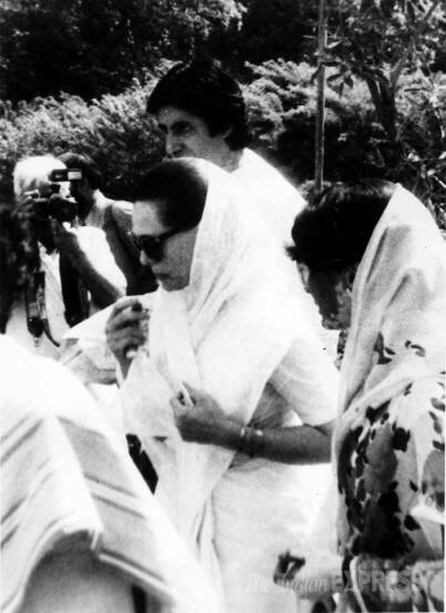 २४ मे १९९१ त्रिमूर्ती भवन परिसरात राजीव गांधींच्या पार्थिवाजवळ जाताना सोनिया दिसत असून, बरोबर अमिताभ बच्चनदेखील दिसत आहेत. (एक्स्प्रेस संग्रहित छायाचित्र)