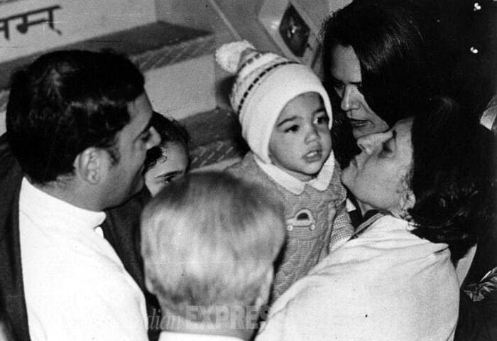 इंदिरा गांधींच्या कुशित छोटा राहुल दिसतो आहे. छायाचित्रात राजीव आणि सोनियादेखील दिसत आहेत. (एक्स्प्रेस संग्रहित छायाचित्र)