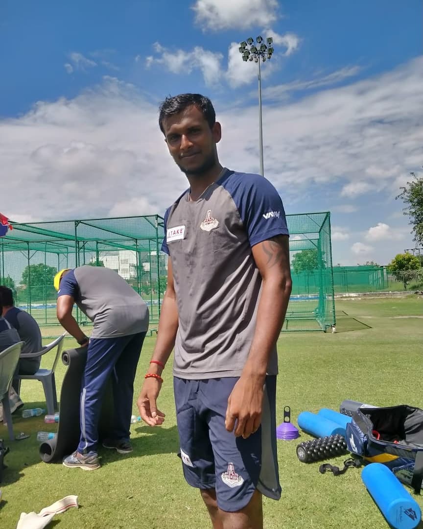 टी-२० सामन्यात फिरकी गोलंदाज वरुण चक्रवर्तीला दुखापतीमुळे संघाबाहेर जावे लागले. त्याच्याजागी नटराजनला संधी मिळाली आहे.