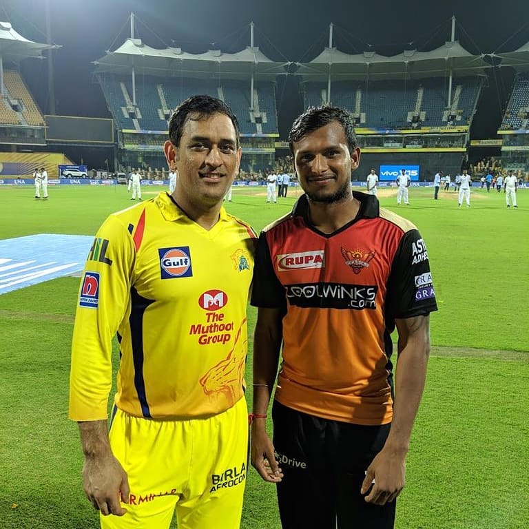 नटराजनला त्याच्या आईने खूप कष्टाने मोठे केले आहे. एक काळ असा होता की, नटराजनची आई रस्त्याच्याकडेला स्टॉल लावायची. त्याचे वडिल रेल्वेमध्ये पोर्टर म्हणून काम करायचे.