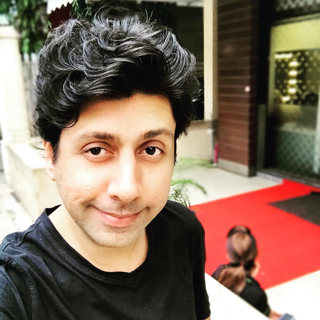 त्यानंतर त्याने 'क्या कहानी' या शोमध्ये सहाय्यक क्रिएटिव्ह हेड म्हणून काम केले.