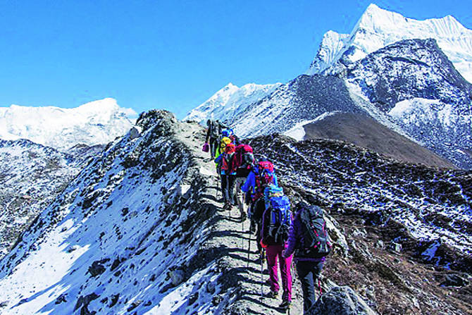 करोना प्रादुर्भाव टाळण्यासाठी लागू केलेल्या टाळेबंदीपासून ठप्प असलेल्या पर्यटन व्यवसायाला आता टाळेबंदीनंतर हळूहळू उभारी मिळत असल्याचे चित्र आहे.