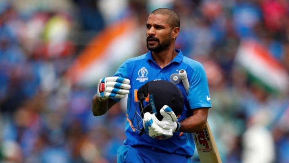 धवनच्या उत्तरानं चाहत्यांची मनं जिंकली आहेत. सोशल मीडियावर त्याच्या उत्तराचं कौतुक होत आहे....