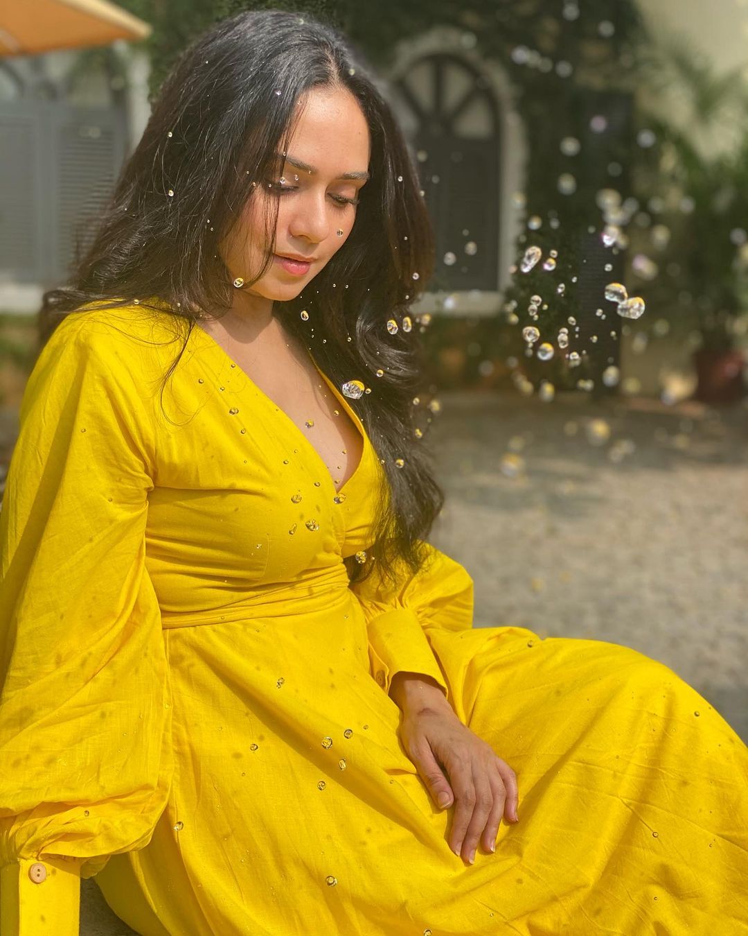 अमृता खानविलकरनं नुकतेच तिच्या इन्स्टाग्रामवर काही फोटो पोस्ट केले आहेत. या फोटोंमध्ये ती सुंदर आणि हॉट दिसत आहे.