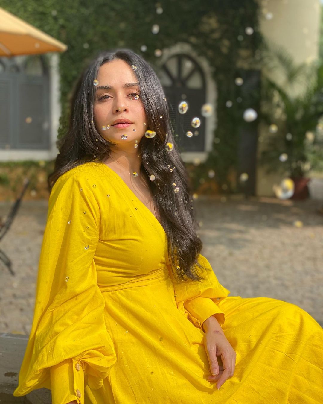 मराठीप्रमाणेच हिंदी चित्रपटसृष्टीत स्वत:च स्थान निर्माण करणाऱ्या अमृताचा मोठा चाहतावर्ग आहे.