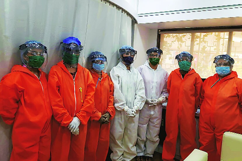 एखाद्या व्यक्तीला करोनाच्या उपचारासाठी रुग्णालयामध्ये दाखल करताना त्याच्या माध्यमातून होणारा संसर्गाचा धोका वाढतो असंही तज्ज्ञांनी म्हटलं आहे.