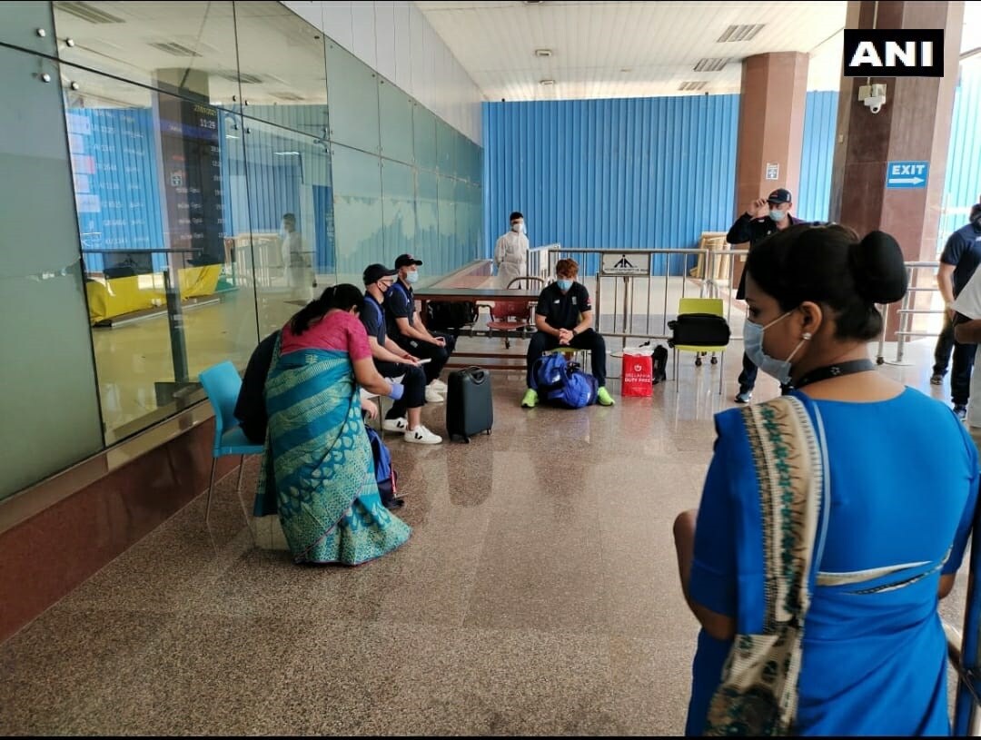 आज इंग्लंडचा संघ बायो-बबलमध्ये प्रवेश करेल. इंग्लंडचा संघ ६ दिवस क्वारंटाइन असणार आहे. त्यानंतर केवळ तीन दिवस सराव केल्यानंतर त्यांना भारताविरूद्ध मैदानात उतरावे लागणार आहे.