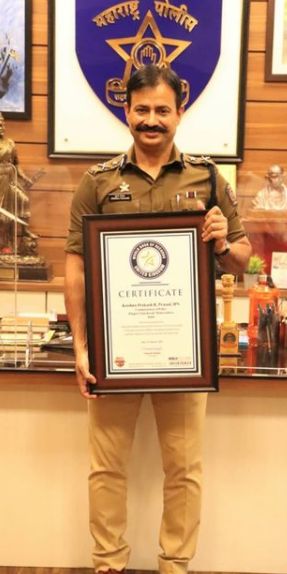 पिंपरी चिंचवडचे पोलीस आयुक्त कृष्णप्रकाश यांनी बुधवारी सकाळी ट्विटरला आपली नोंद वर्ल्ड बूक ऑफ रेकॉर्ड्समध्ये झाल्याची माहिती दिली.