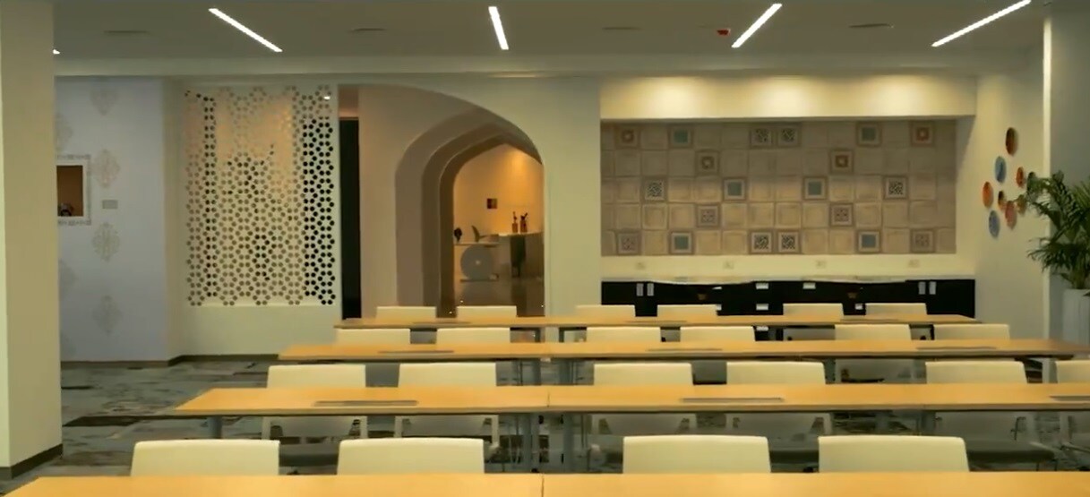 ऑफीसमध्ये अगदी उत्तम पद्धतीने स्पेस मॅनेजमेंट करण्यात आली आहे.