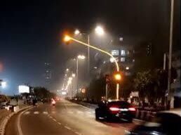 सिग्नलच्या लाईट्स स्पष्टपणे दिसण्याबरोबरच हे सिग्नल शहराच्या सौंदर्यामध्ये भर घालणारे आहेत असंही सांगितलं जात आहे. (सर्व फोटो : Twitter/saileshvora55 वरुन तसेच Youtube/Mumbai Meri jaan चॅनेलवरुन स्क्रीनशॉर्ट साभार)