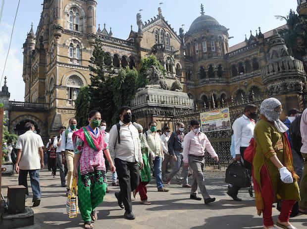 करोना कालावधीमध्ये शक्य झाल्यास कमी अंतरावर टॅकी किंवा इतर माध्यमांऐवजी चालत कामाच्या ठिकाणी जाण्यास मुंबईकरांनी प्राधान्य दिल्याचं या सर्वेक्षणात पहायला मिळालं.