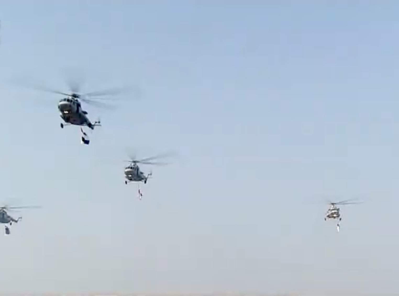 भारतीय हवाई दलाच्या हेलिकॉप्टर्समधून उपस्थितांवर पुष्पवृष्टी करण्यात आली.