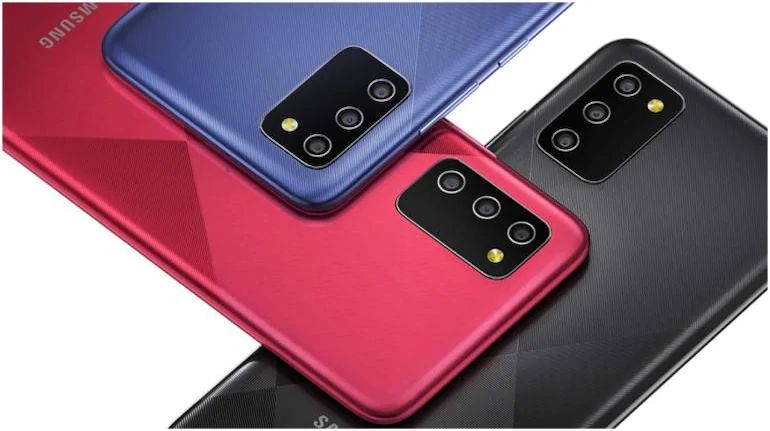 Samsung Galaxy M02s कलर: सॅमसंगच्या या फोनमध्ये 4 जीबीपर्यंत रॅम व 64 जीबीपर्यंत स्टोरेज मिळेल. Samsung Galaxy M02s हा फोन ब्लॅक, ब्लू आणि रेड अशा तीन रंगांच्या पर्यायात उपलब्ध असेल.
