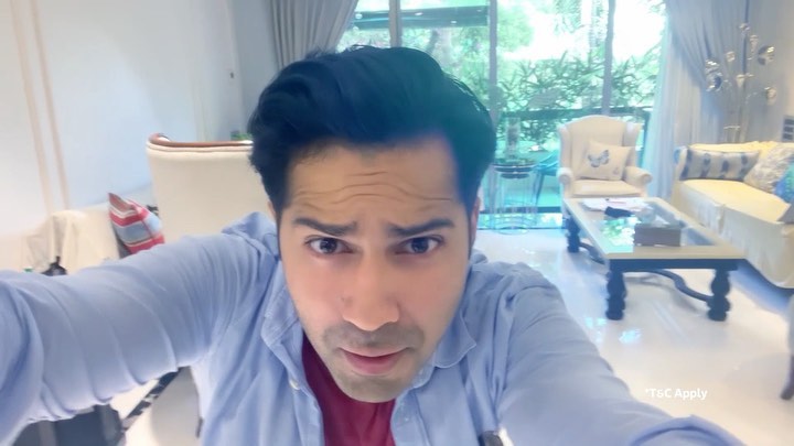 वरुणने संपूर्ण घरात पांढऱ्या रंगाचे फर्निचर केले आहे.