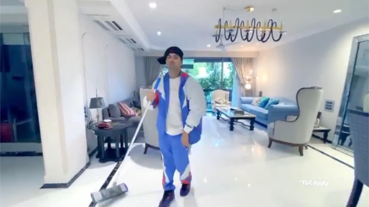 वरुण सोशल मीडियावर घरातील फोटो सतत शेअर करताना दिसतो.