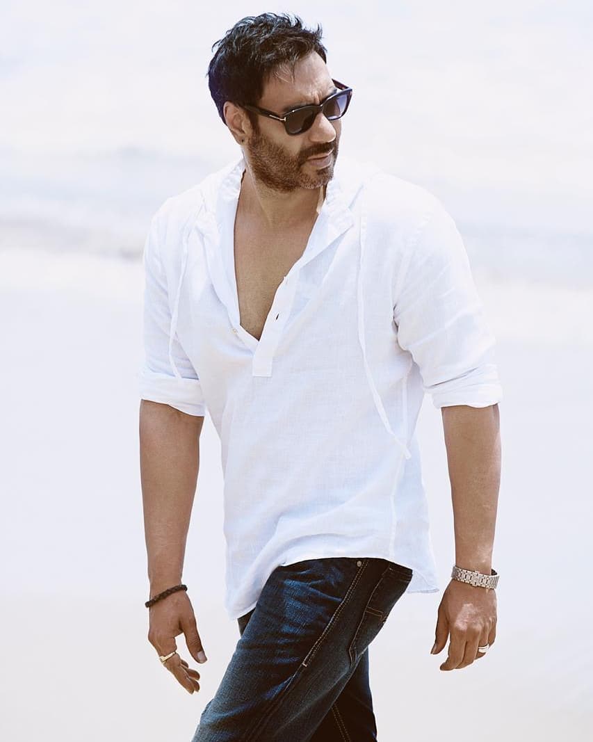 बॉलिवूडचा सिंघम अभिनेता अजय देवगन हा सहाव्या क्रमांकावर आहे.