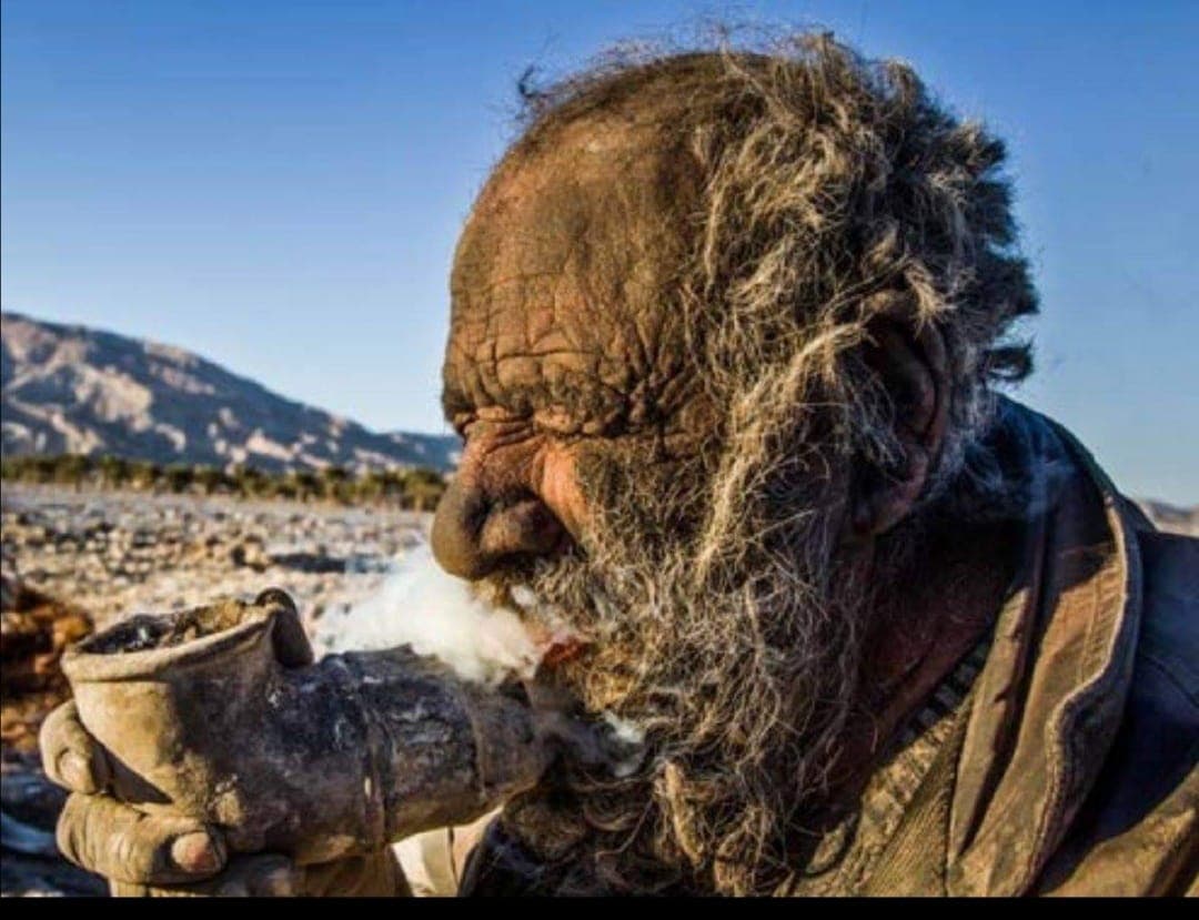 अमो यांना धुम्रपानाची आवड आहे. मात्र त्यांची धुम्रपान करण्याची पद्धतही अगदी किळसवाणी आहे. ते आपल्या एका जुन्या सिगारसारख्या पाईपमध्ये प्राण्यांचा सुकलेला मैला जाळून त्या सिगारचा धुम्रपानासाठी वापर करतात.