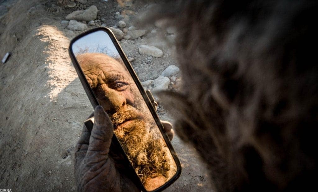 अमो यांना गाड्यांच्या साईड मिररमध्ये स्वत:ला पाहायला खूप आवडतं.  तेरहान टाइम्सच्या वृत्तानुसार तरुण वयामध्ये अमो यांच्या आयुष्यात घडलेल्या काही घटनांमुळे त्यांच्यावर मोठा भावनिक आघात झाला. तेव्हापासून त्यांनी अशाप्रकारे एकांतात राहण्याचा निर्णय घेतला. 