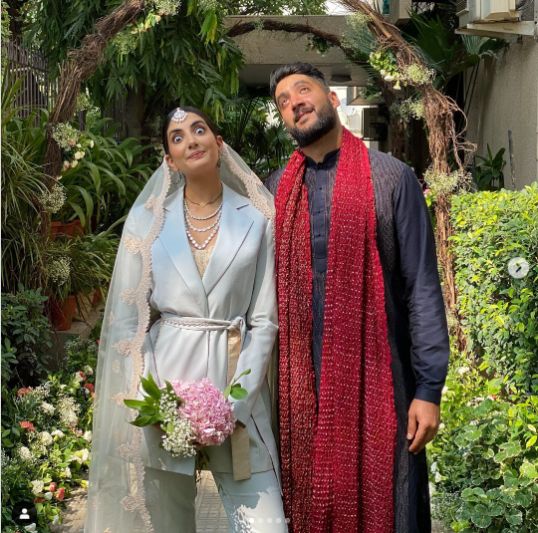 ह्युमन्स ऑफ बॉम्बे नावाच्या सोशल मीडिया अकाउंटवरुन शेअर केलेल्या फोटोमध्ये संजना ऋषी (Sanjana Rishi) नावाच्या मुलीने आपल्या लग्नात पँट-सूट घातल्याचं दिसतंय.