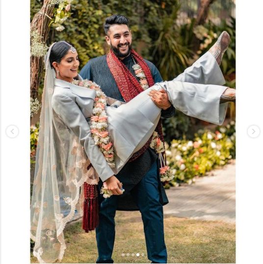 संजनाच्या नव्या जमान्यातील नवीन वेडिंग ड्रेसचे फोटो सोशल मीडियावर व्हायरल होत आहेत. नेटकरी संजनाच्या पँट-सूटवाल्या वेडिंग लूकवर विविध प्रतिक्रिया देत आहेत. काही नेटकरी संजनाच्या वेगळ्या लूकचं कौतुक करतायेत, तर बहुतांश नेटकरी 'क्रेझी ब्राइड' आणि 'बिचारा नवरा... याला प्रसिद्धीसाठी हपापलेली पत्नी भेटली' अशाप्रकारच्या कमेंट करुन ट्रोल करत आहेत. यावर संजनानेही प्रतिक्रिया दिली असून ट्रोलर्सच्या कमेंट्सचा काहीही फरक पडत नाही असं ती म्हणाली. ह्युमन्स ऑफ बॉम्बेच्या पेजवरच ट्रोलर्सना उत्तर देताना, "जग काय विचार करतं याचा आपल्याला का फरक पडावा? लग्न म्हणजे एकमेकांना किंवा दुसऱ्याला खूश करण्यासाठी स्वतःला गमावून बसणं नव्हे...आम्ही जसे आहोत तसेच आहोत" असं संजनाने म्हटलं आहे. (सर्व फोटो @officialhumansofbombay इस्टाग्राम अकाउंट )