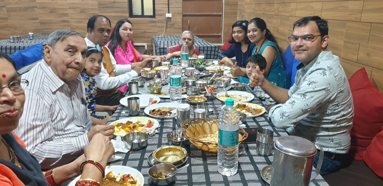 ऑफर आणल्यापासून ग्राहकांची गर्दी वाढली आहे, तरी सोशल डिस्टन्सिंगच्या नियमाचं पालन केलं जातं. दिवसाला ६५ थाळी संपतात असं वायकर यांनी सांगितलं.