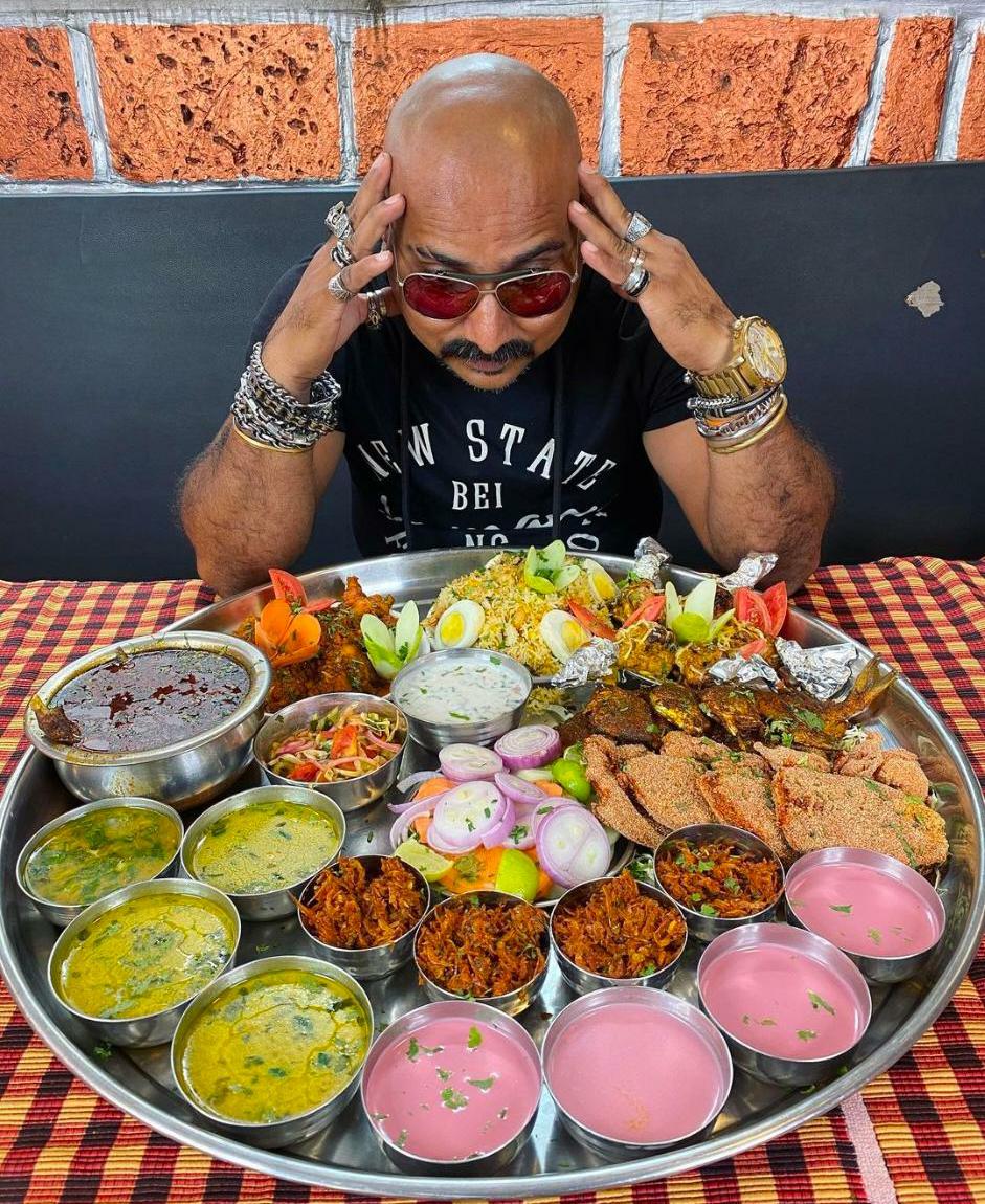 बाहेर उभ्या असलेल्या बुलेट बघून अनेकजण या हॉटेलमध्ये स्पेशल थाळी संपवून बुलेट जिंकण्यासाठी येतात पण थाळीत इतके पदार्थ असतात की खाता खाता त्यांना घाम फुटतो.