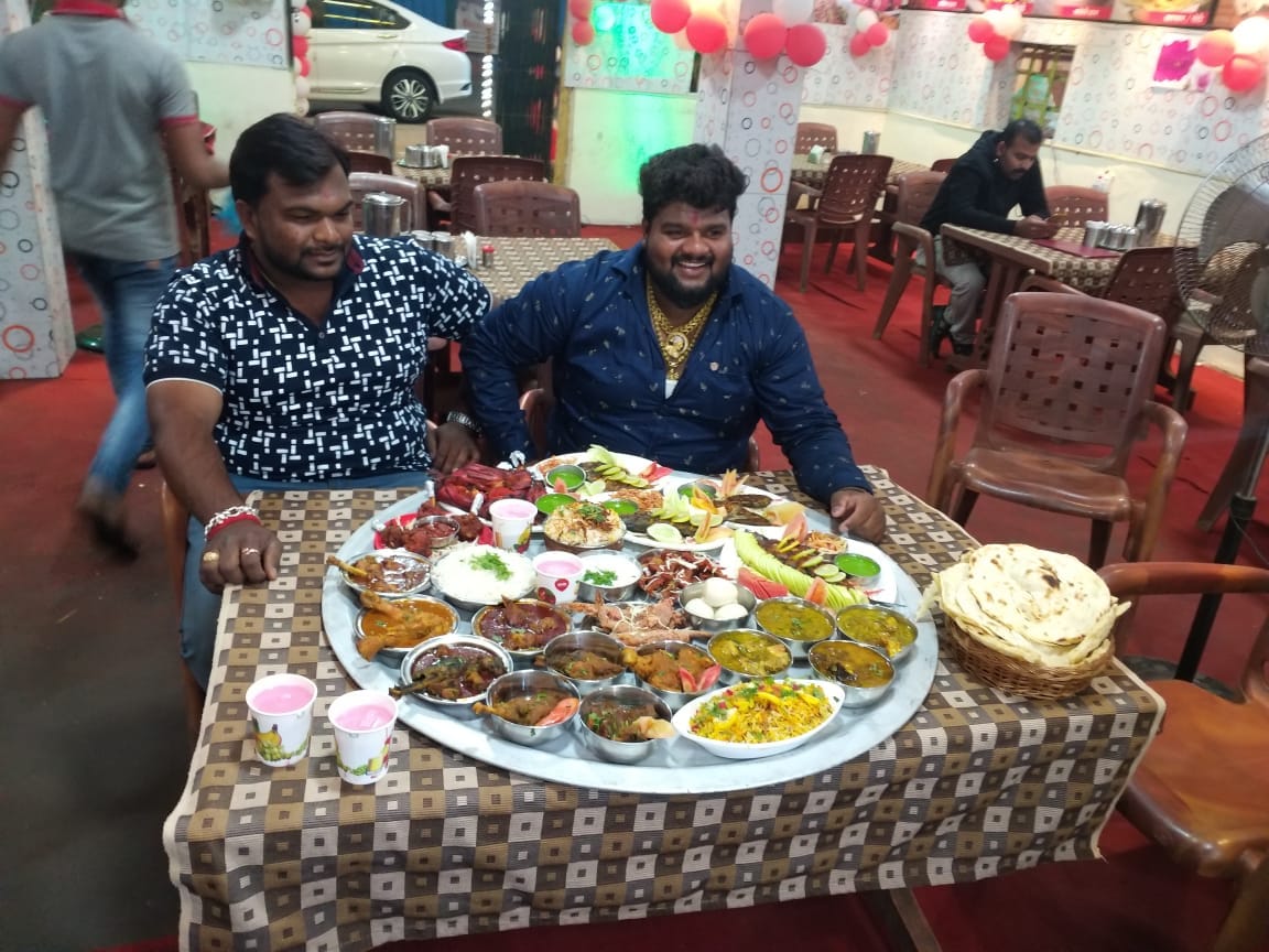 ग्राहकांना आकर्षित करण्यासाठी त्यांनी एक भन्नाट ऑफर आणली. जो कोणी जेवणाची स्पेशल 'बुलेट थाळी' पूर्ण फस्त करेल त्याला 1.65 लाख रुपयांची चकाकती नवीकोरी बुलेट गिफ्ट म्हणून दिली जाईल अशी ऑफर त्यांनी आणली आहे.