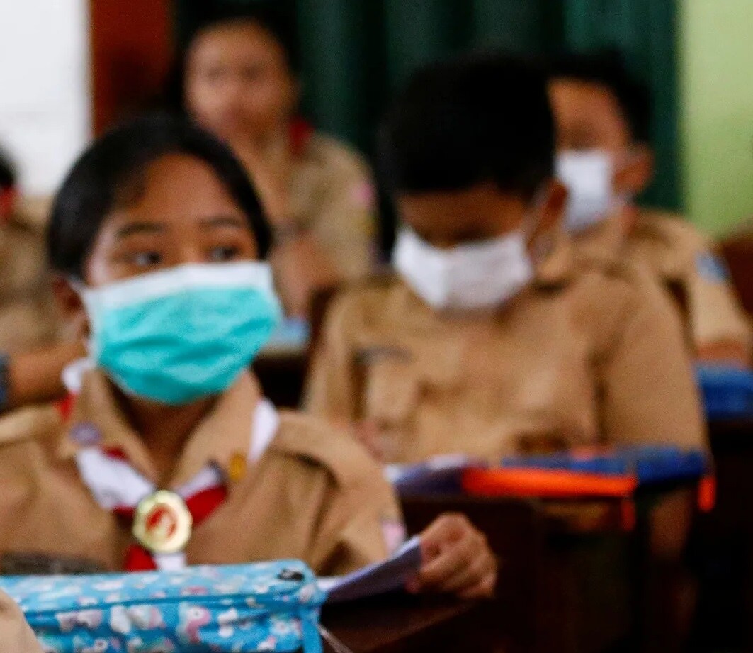 मुलांच्या माध्यमातून करोनाचा प्रसार वेगाने होईल अशी भीती असल्याने शाळा पुन्हा सुरु कराव्यात की नाही यासंदर्भातही तज्ज्ञांमध्ये मतमतांतरे असून अनेकांनी यासंदर्भात चिंता व्यक्त केलीय.