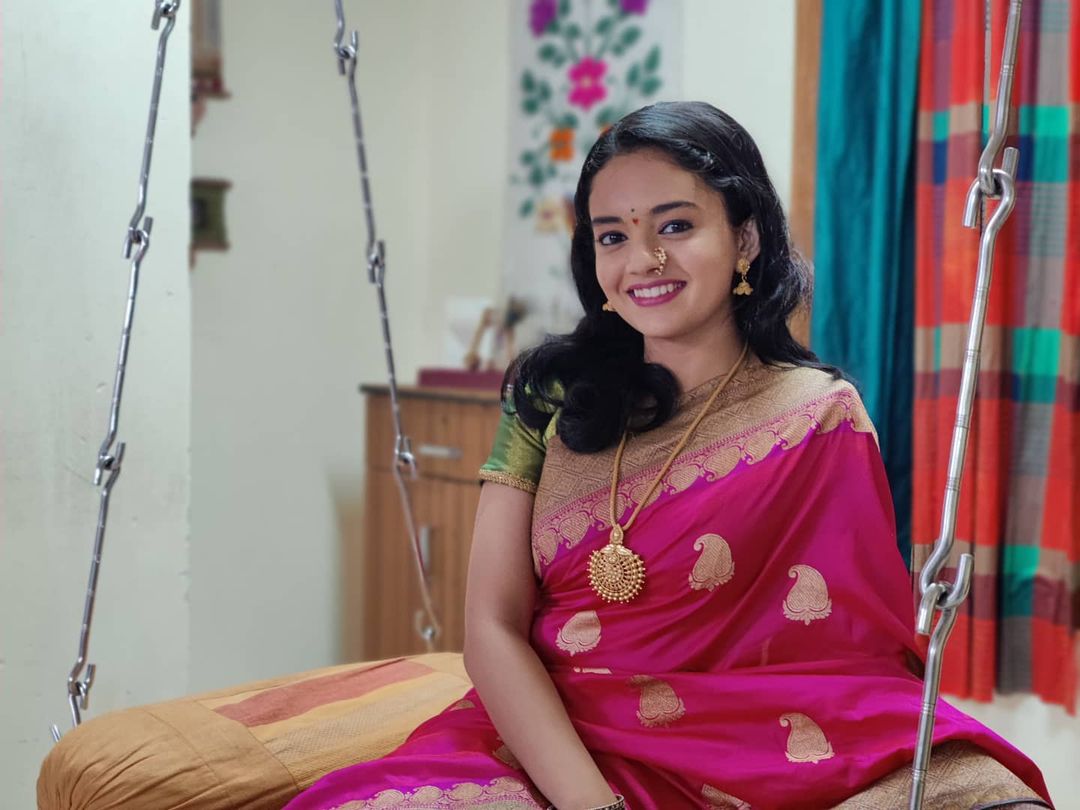 साने गुरुजींचे 'श्यामची आई', सचिन पिळगावकर यांचे 'हाच माझा मार्ग' ही तिच्या आवडीची पुस्तके आहेत.