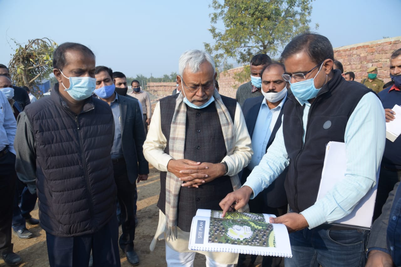 नितीश कुमार यांनी या प्रकल्पाची रचना कशी आहे तो कसा उभारला जाणार आहे हे तेथील अधिकाऱ्यांकडून जाणून घेतलं.