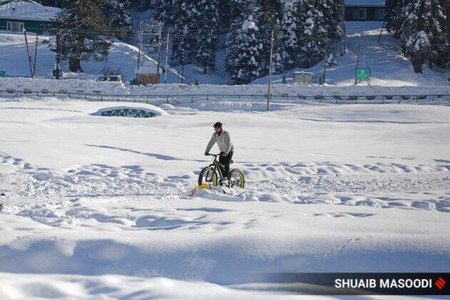 स्वर्ग अशी उपमा दिलेल्या काश्मीरमध्ये यंदाच्या हंगामातील हिमवृष्टीला सुरुवात झाली आहे. रविवारी येथील अनेक भागात मोठ्या प्रमाणावर तर काही भागात थोड्या स्वरुपात हिमवृष्टी झाली. (सर्व छायाचित्र - शोएब मसुदी)