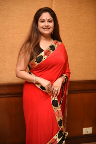 काही वेळा नाना पाटेकरांचे वागणे खूप उग्र असते, असे तिने एका मुलाखतीत सांगितले होते. नानाच्या वागण्याला कंटाळून अखेर आयशाने सुद्धा प्रेमसंबंध तोडले.