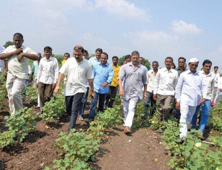 नाना पाटेकर सामाजिक कार्यात मदतीसाठी पुढे आहेत. आत्महत्याग्रस्त शेतकरी कुटुंबांना धीर देण्यासाठी नाम नावाची संस्थेत नाना पाटेकर यांचं मोठं योगदान आहे. (संग्रहित छायाचित्र/लोकसत्ता/Social Media)