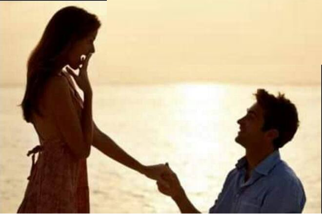सुर्यास्ताच्या वेळी पर्वतावर पोहोचल्यावर दोघंही खूश होते. प्रियकराने तिला लग्नाची मागणी घातली, तिनेही लागलीच होकार दिला. पण, तरुणीने होकार देताच तिचा पाय सटकला आणि ती थेट ६५० फूट खोल दरीत कोसळली.