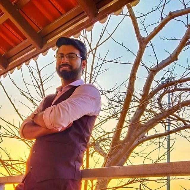 हिंदी आणि मराठीसाठी डबिंग आर्टिस्ट म्हणूनही त्याने काम केलं. नोकरी करता करता हे सर्व चालू होतं.
