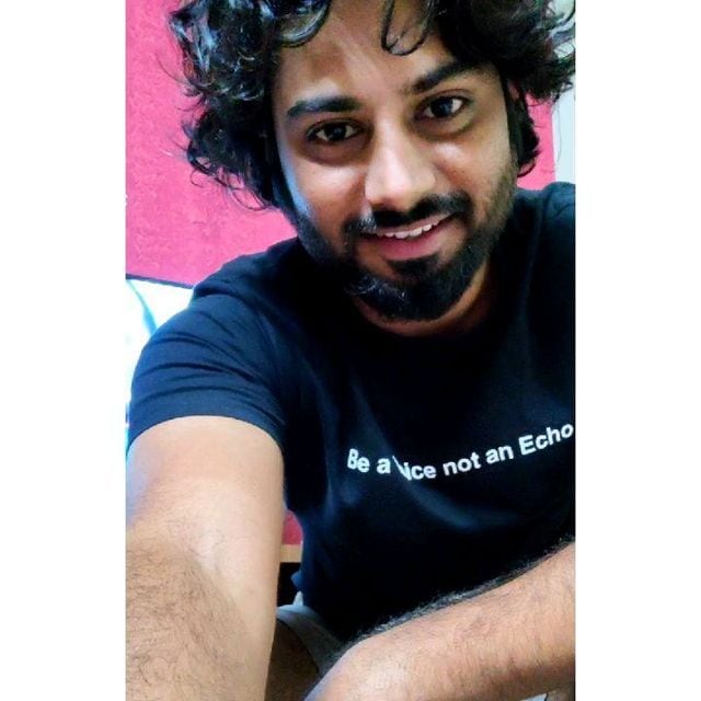संचितने सायकॉलॉजीमध्ये एम ए केलं आणि दोन वर्ष प्रोफेसर म्हणून सरकारी शाळेत नोकरीही केली.