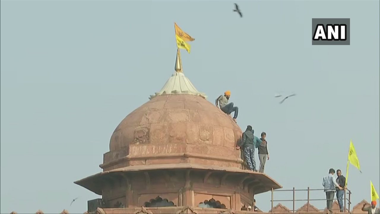 देशभरात प्रजासत्ताक दिन साजरा होत असतानाच राजधानी दिल्लीमध्ये हिंसाचार झाला आणि शेतकरी आंदोलनामुळे दिल्ली पार हादरुन गेली. नवीन कृषी कायद्याला विरोध करण्यासाठी शेतकऱ्यांनी काढलेल्या ट्रॅक्टर रॅलीला हिंसक वळण लागल्यानंतर आंदोलक शेतकऱ्यांनी लालकिल्ल्यावर निशाण ए साहिब ध्वज फडकावला. लाल किल्ल्यावर निशाण ए साहिब ध्वज फडकावणाऱ्या अनेकांपैकी दीप सिद्धू हे एक नाव समोर आलं.