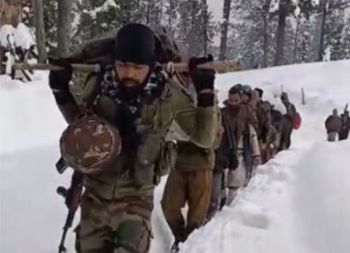 मोठ्या प्रमाणात बर्फवृष्टी झाल्याने रुग्णवाहिकेसारखी अत्यावश्यक सेवाही बंद असल्याने अनेक ठिकाणी रुग्णांना रुग्णालयामध्ये दाखल करण्यासाठी पायी किंवा अंगाखांद्यावर उचलूनच प्रवास करण्याची वेळ स्थानिकांवर आली आहे. भारतीय लष्करातील जवानही या कामामध्ये मदत करताना दिसत आहेत.