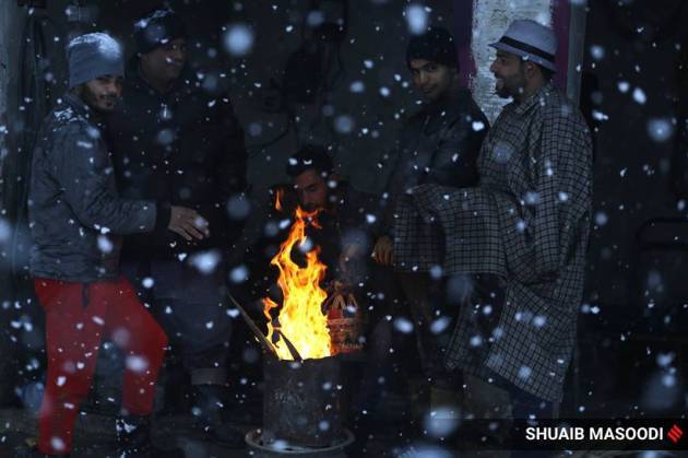 मोठ्या प्रमाणावर हिमवृष्टी होत असल्याने श्रीनगरमधील व्यापाऱ्यांनी ऊब मिळावी यासाठी शेकोटी पेटवल्या होत्या.