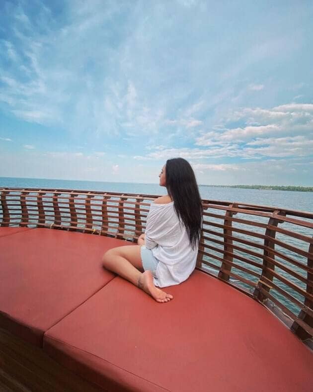 केरळचे सौंदर्य पाहताना हरवून गेलेली सोनाक्षी सिन्हा.