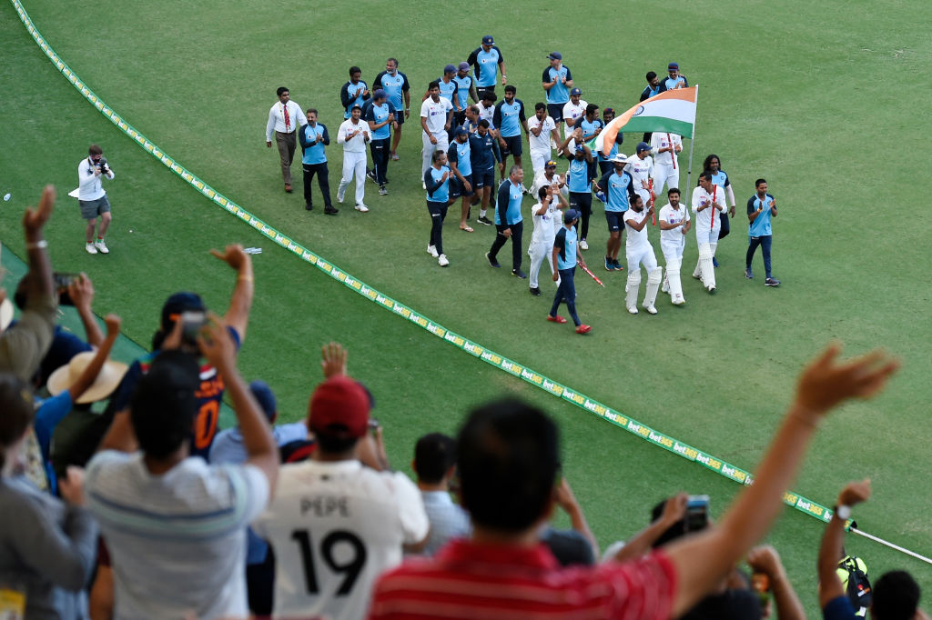 ऑस्ट्रेलियाला त्यांच्याच भूमीत धूळ चारत भारतीय संघानं बॉर्डर गावसकर कसोटी मालिकेवर वर्चस्व मिळवलं. गाबा येथील कसोटी सामन्यातील विजयानंतर जगभरातून भरातीय क्रिकेट संघावर कौतुकाचा वर्षाव होत आहे.