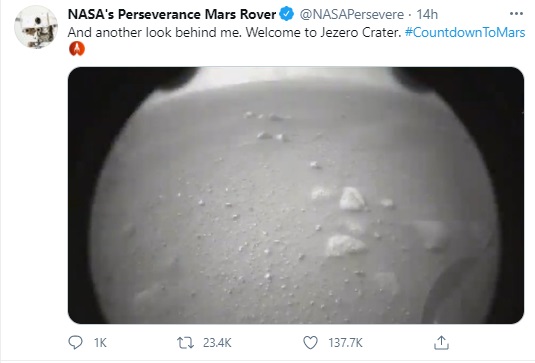 नासाने मंगळावर पाठवलेल्या पर्सिव्हियरन्स रोव्हरने जमिनीवर उतरताच पहिलं छायाचित्र पाठवलं असून, नासाने ट्विटरवर पोस्ट केलं आहे.
