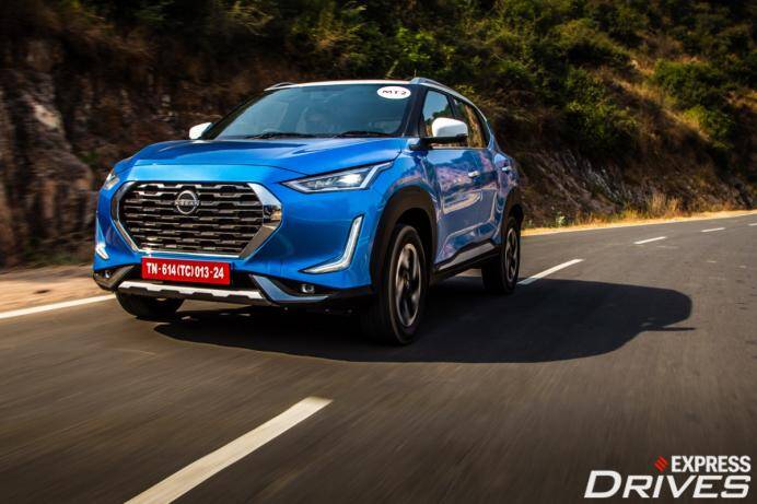 Nissan Magnite च्या पुढील बाजूला लार्ज सिंगल पीस ग्रिल, L शेपमध्ये LED DRLs, एलईडी लाइट गाइड, LED Bi-प्रोजेक्टर हेडलॅम्प्स, LED फॉग लॅम्प्स आहे. याशिवाय faux स्किड प्लेट्स, स्प्लिट रॅपअराउंड LED टेल लॅम्प्स आणि ड्युअल टोन अॅलॉय व्हील्स आहे.