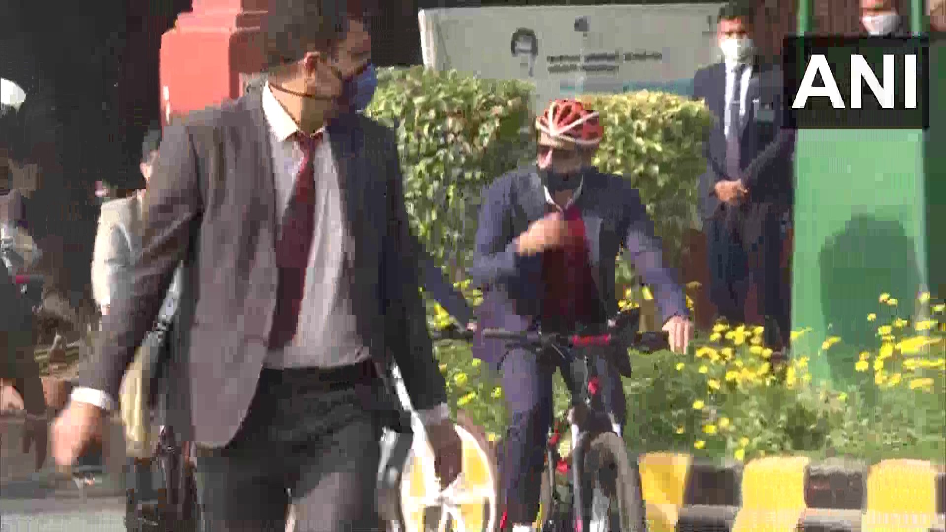 सोमवारी रॉबर्ट वढेरा यांनी दिल्लीतील खान मार्केट ते कार्यालय हा प्रवास सायकलने करत इंधन दरवाढीला विरोध केलाय. (फोटो सौजन्य: एएनआय)