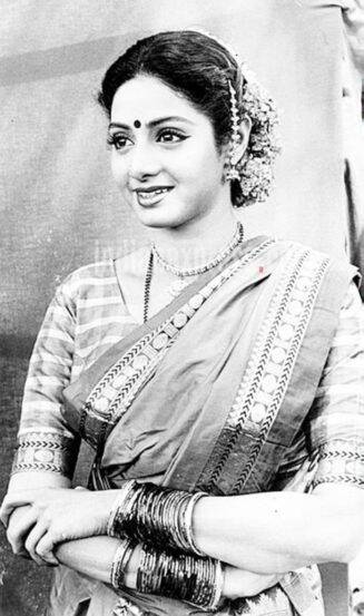 ज्युली या हिंदी सिनेमातही श्रीदेवीच झलक दिसली होती. पण ती या सिनेमात मुख्य भूमिकेत नव्हती. पुढे ९० च्या दशकात मात्र तिने हिंदी आणि दाक्षिणात्य सिनेसृष्टी गाजवली.