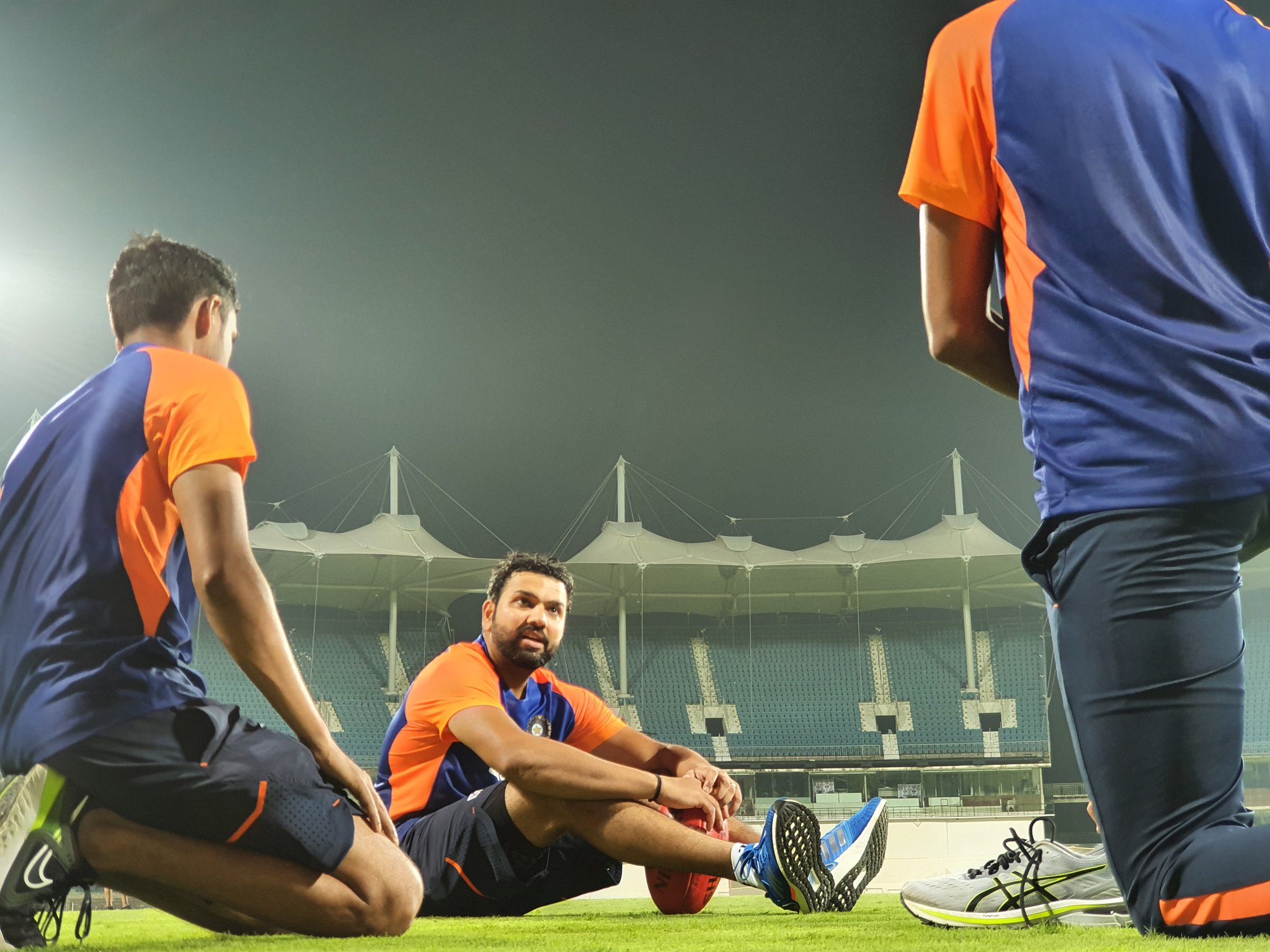 भारतीय संघ जवळपास वर्षभराने घरच्या मैदानावर आंतरराष्ट्रीय क्रिकेट खेळणार आहे. इंग्लंडचा संघ ५ फेब्रुवारीपासून भारताविरूद्ध कसोटी मालिका खेळणार आहे.
