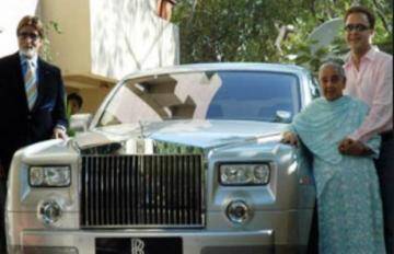 विधु विनोद चोप्रा यांना अमिताभ बच्चन यांचा 'एकलव्य' चित्रपटातील अभिनय प्रचंड आवडला होता. त्यामुळे त्यांनी अमिताभ यांना Rolls Royce Phantom ही ३.५ कोटी रुपयांची गाडी भेट म्हणून दिली.