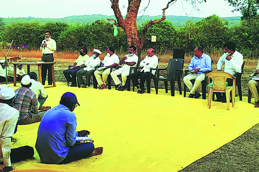 मळे, कोळणे, पाथरपुंज यांचे पुनवर्सन करण्यासाठी पाटणचे उपविभागीय अधिकारी तथा प्रांताधिकारी श्रीरंग तांबे व महसूलसह वनविभागाच्या अधिकाऱ्यांची आंदोलनकर्त्यांबरोबर बैठक झाली.