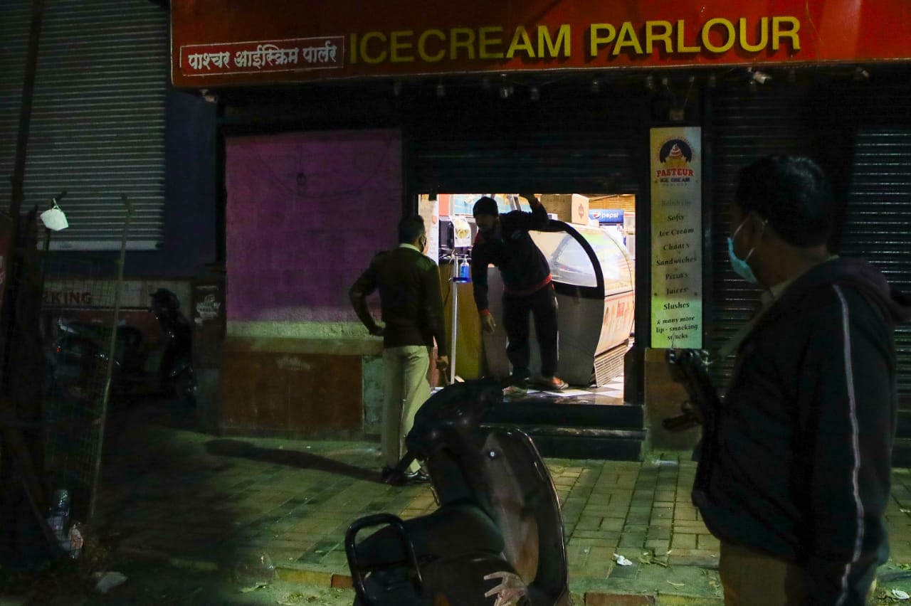 नाईट कर्फ्यूची वेळ सुरू झाल्यानंतरही सुरू असलेल्या दुकानांना पोलिसांनी भेट दिल्या. दुकानदारांना दुकानं बंद करायला लावली. (छायाचित्र/Express photograph by Ashish Kale)